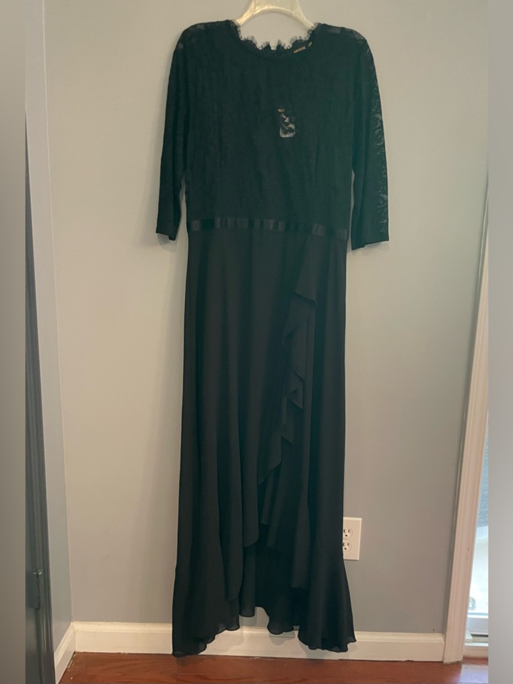 Miusol Black Lace Formal Evening Dress - Picture 5 of 16